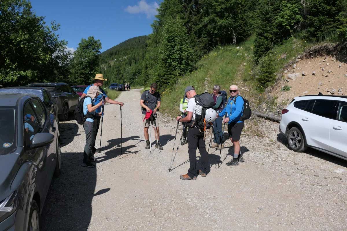 Slika 1. Auti parkirani, mi nalickani i spremni